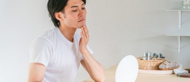 メンズリゼの医療脱毛クリニックで、男性専用の施術や通院ペース、料金体系が分かる情報を紹介するイメージ